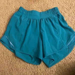 LuluLemon Teal Lagoon 4inch hotty hots SIZE 2